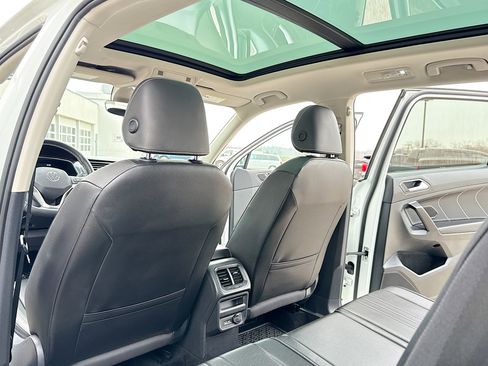 Used 2022 Volkswagen Tiguan SE w/ Panoramic Sunroof Package image 6
