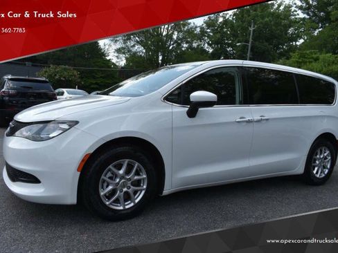Used 2022 Chrysler Voyager LX FWD image 1
