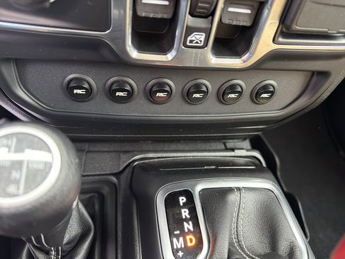 Used 2019 Jeep Wrangler Unlimited Sahara image 16