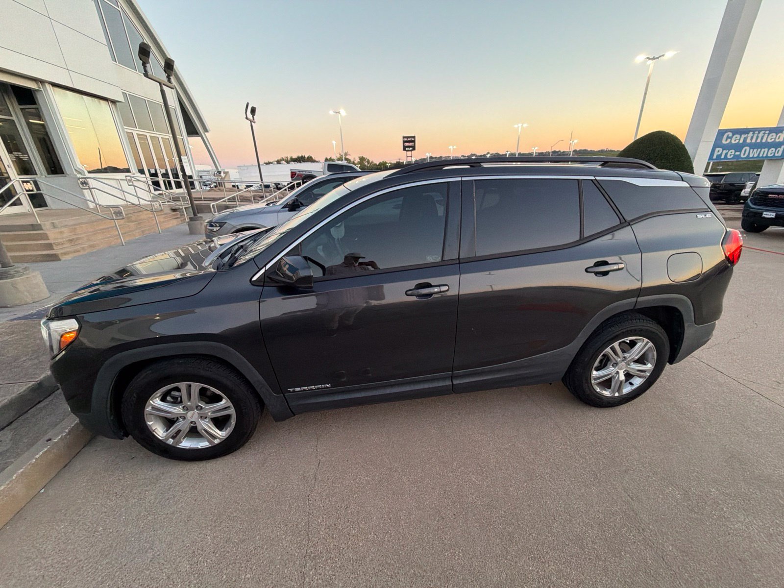 Used 2018 GMC Terrain SLE w/ Driver Convenience Package FWD image 4