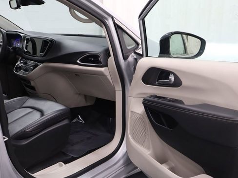 Used 2024 Chrysler Pacifica Touring-L FWD image 16
