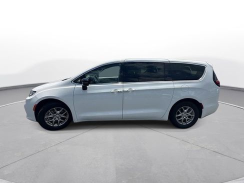 Used 2024 Chrysler Pacifica Touring-L FWD image 9