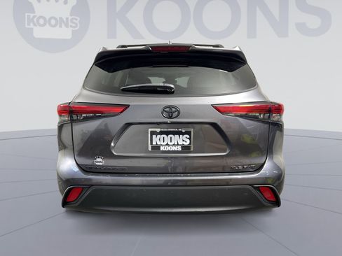 Used 2022 Toyota Highlander XLE AWD/4WD image 10
