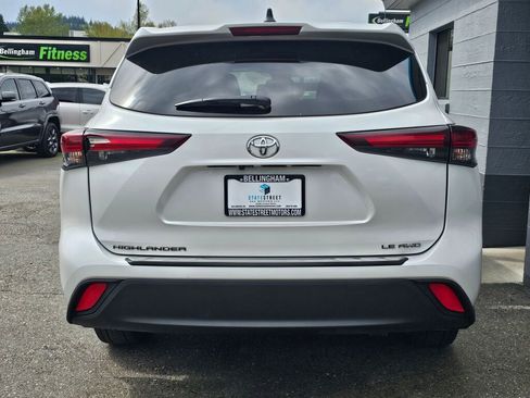 Used 2024 Toyota Highlander LE AWD/4WD image 4