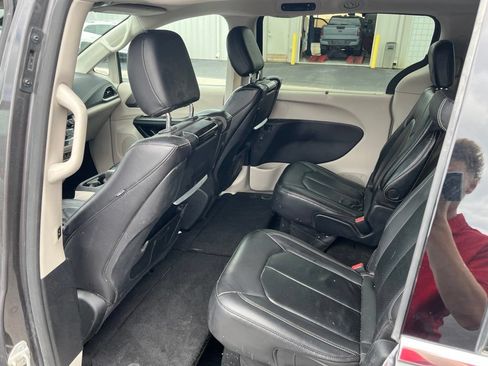 Used 2022 Chrysler Pacifica Touring-L w/ Uconnect Theater Family Group AWD/4WD image 23