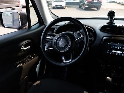 Used 2018 Jeep Renegade Latitude FWD image 9