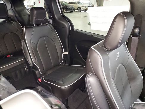 New 2026 Chrysler Pacifica Limited w/ S Appearance Package image 14