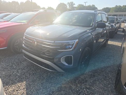Used 2025 Volkswagen Atlas Peak Edition SE AWD/4WD image 1