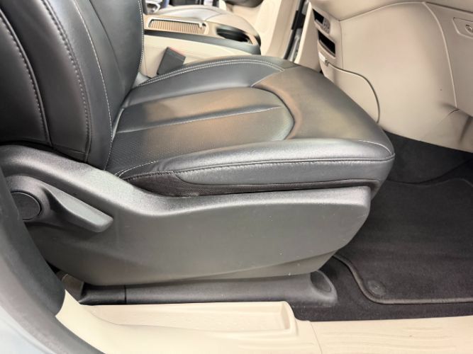 Used 2024 Chrysler Pacifica Limited FWD image 36