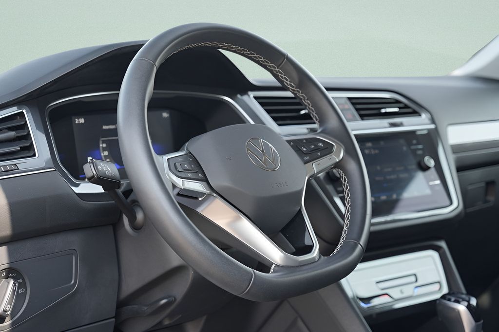 Used 2023 Volkswagen Tiguan SE w/ Panoramic Sunroof Package FWD image 24