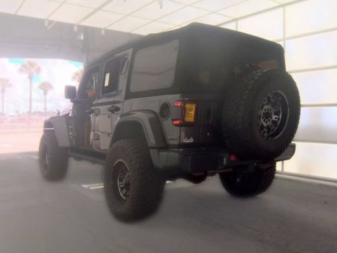 Used 2018 Jeep Wrangler Unlimited Sahara AWD/4WD image 3