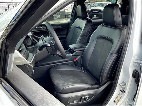 New 2025 Jeep Grand Cherokee L Altitude image 9