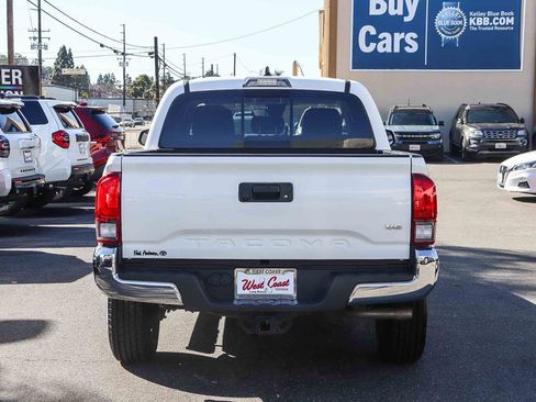 Used 2020 Toyota Tacoma SR5 image 10