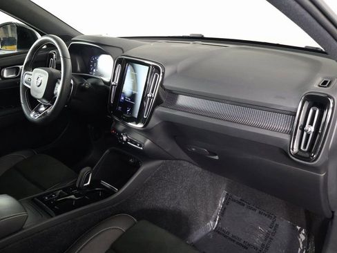 Used 2019 Volvo XC40 T5 R-Design image 9