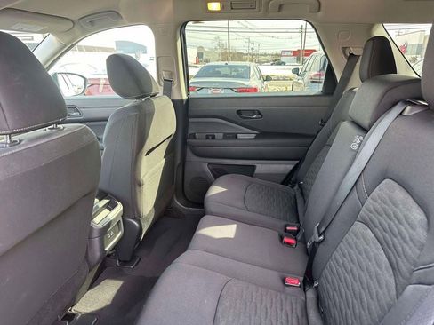 Used 2025 Nissan Pathfinder S image 10