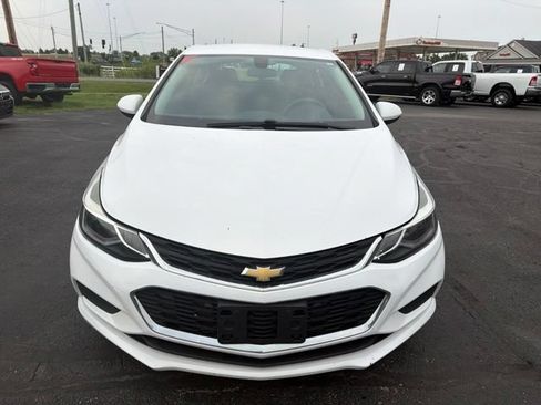 Used 2018 Chevrolet Cruze LT w/ Convenience Package FWD image 2