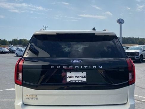 New 2025 Ford Expedition Active image 8