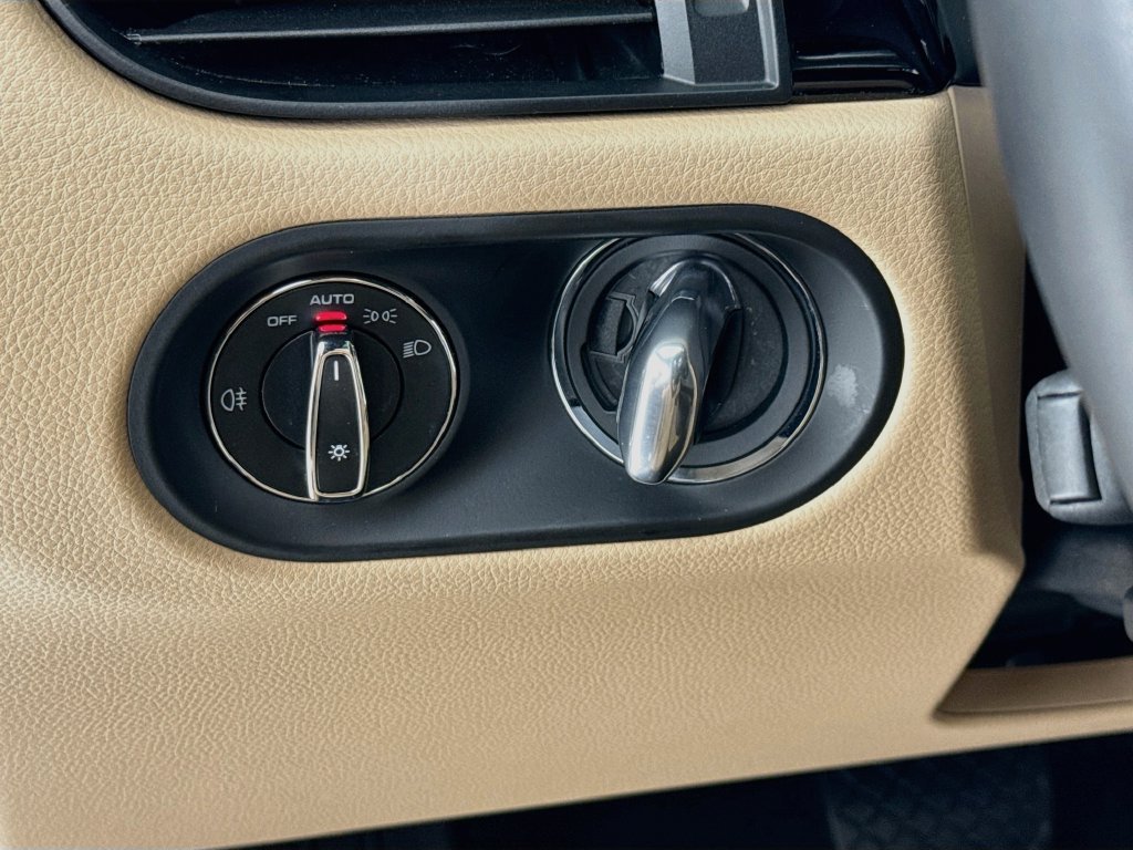 Certified 2025 Porsche Macan AWD/4WD image 14