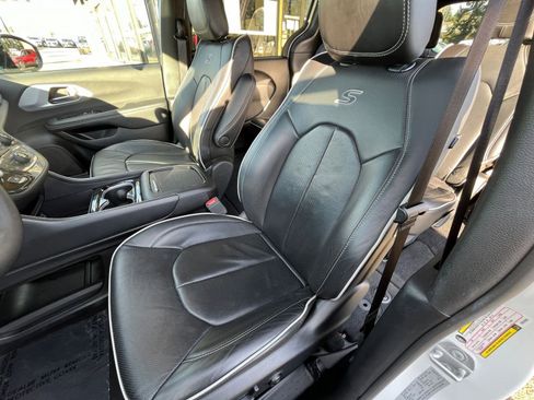 Used 2025 Chrysler Pacifica Limited image 41