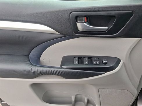 Used 2014 Toyota Highlander XLE image 11