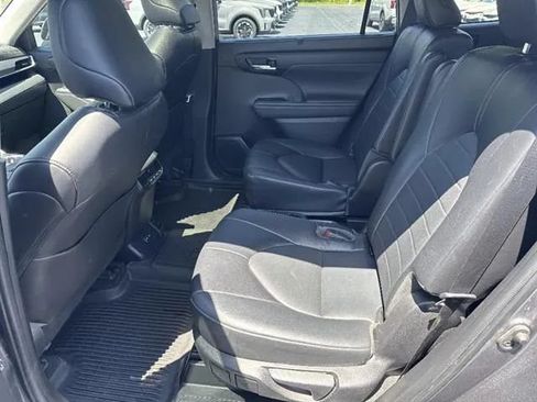 Used 2022 Toyota Highlander XLE AWD/4WD image 15