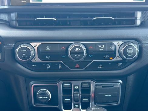 Used 2025 Jeep Gladiator Mojave w/ Technology Group AWD/4WD image 46