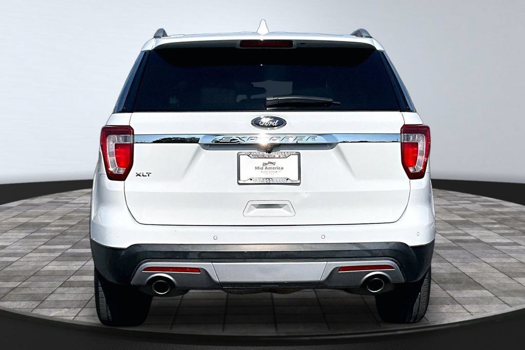 Used 2017 Ford Explorer XLT FWD image 4