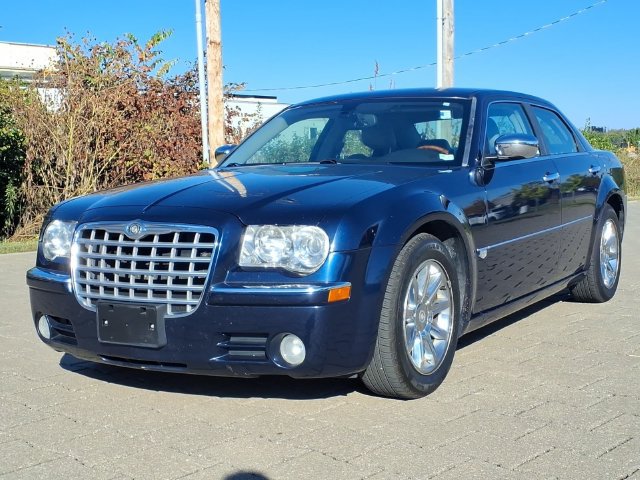 Used 2005 Chrysler 300 C w/ Navigation & Sound Group II RWD image 2