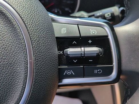 Used 2024 Kia Carnival LX FWD image 19