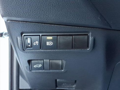 Used 2022 Toyota Corolla Cross XLE image 17