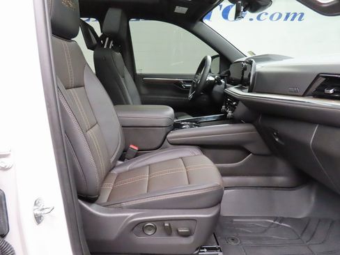Used 2025 Chevrolet Suburban High Country image 29