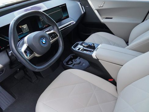 Used 2024 BMW iX xDrive50 w/ Sport Package AWD/4WD image 9