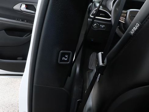 Used 2025 Chrysler Pacifica Select image 25