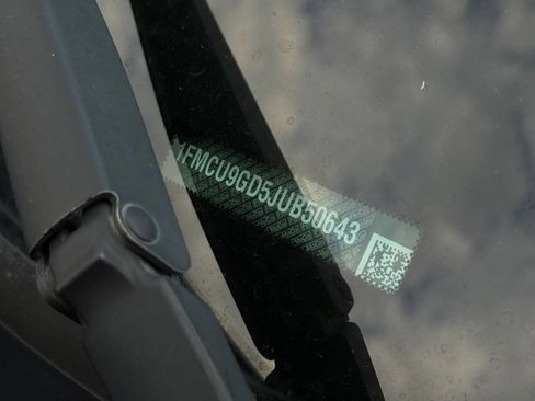 Used 2018 Ford Escape SE w/ SE Sport Appearance Package image 24