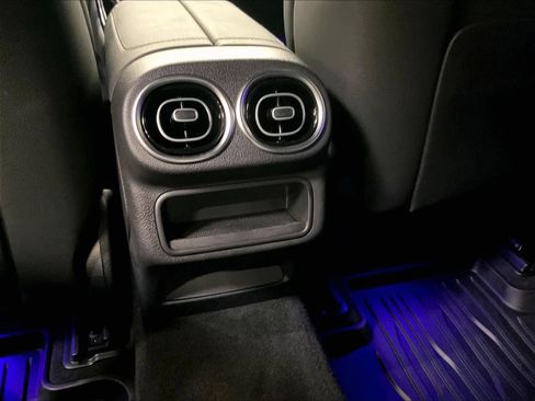 Used 2025 Mercedes-Benz GLC 350e 4MATIC image 32