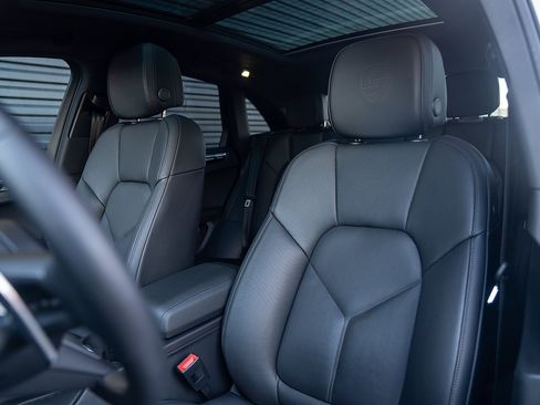 Certified 2025 Porsche Macan Turbo image 5