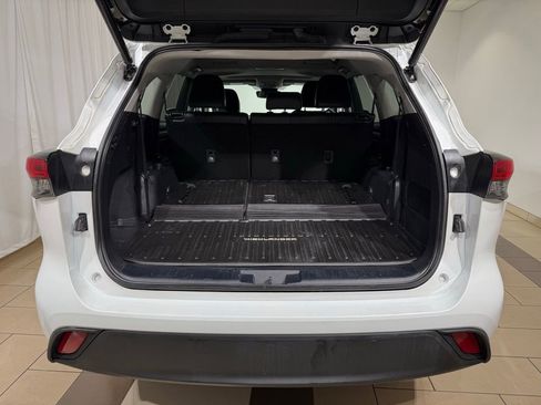 Used 2023 Toyota Highlander XLE AWD/4WD image 12