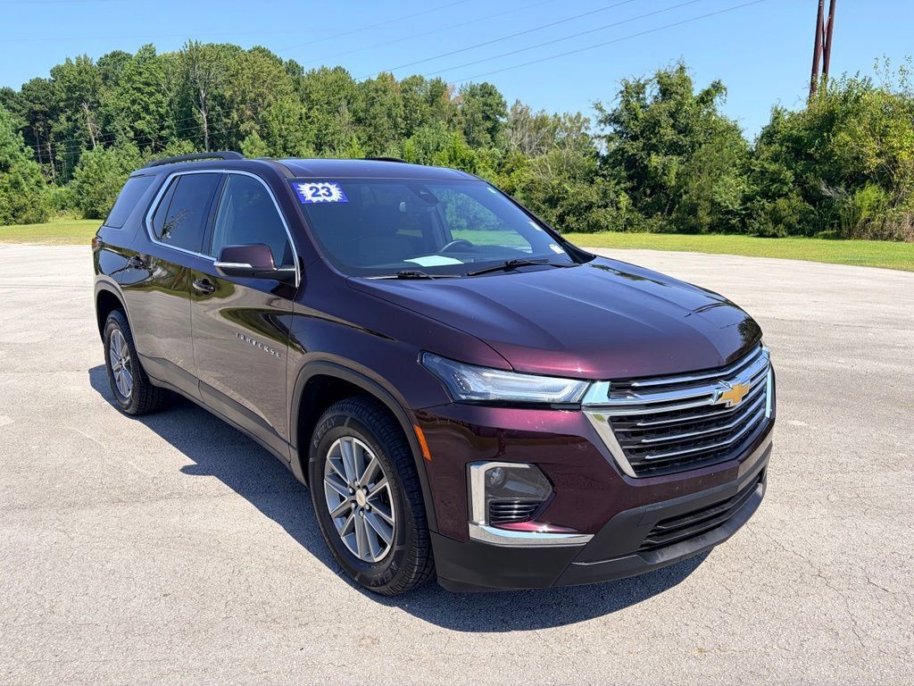 Used 2023 Chevrolet Traverse LT FWD image 2