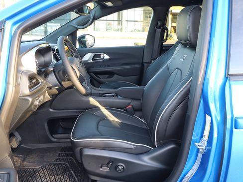 New 2026 Chrysler Pacifica Limited w/ S Appearance Package image 14