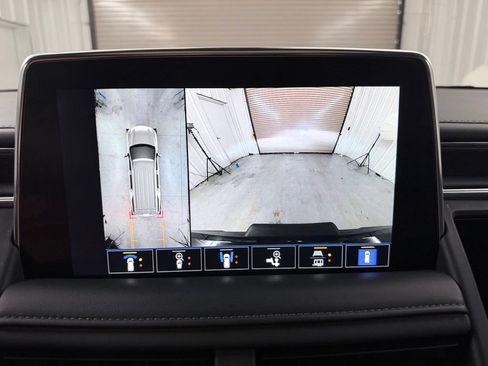 Used 2022 Chevrolet Tahoe Z71 w/ Luxury Package AWD/4WD image 16
