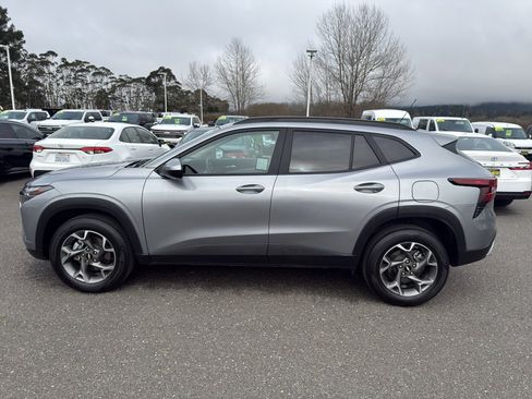 Used 2025 Chevrolet Trax LT w/ LT Convenience Package image 8