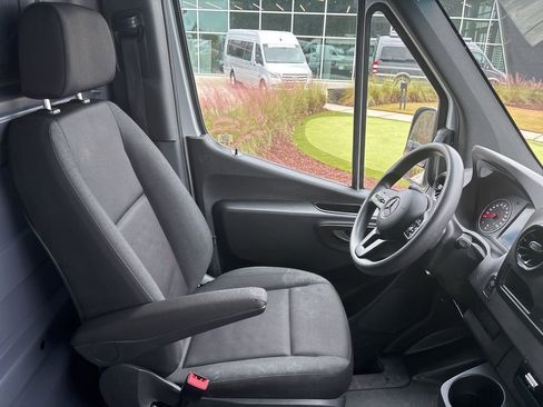 Used 2024 Mercedes-Benz Sprinter 2500 image 32