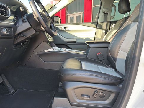 Used 2022 Ford Explorer XLT w/ Equipment Group 202A RWD image 18