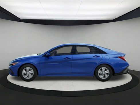 New 2025 Hyundai Elantra SE image 3