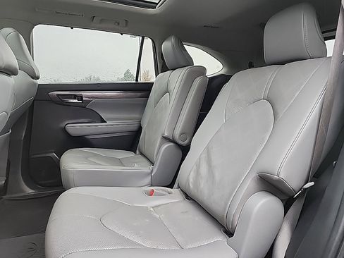 Used 2021 Toyota Highlander Platinum image 19