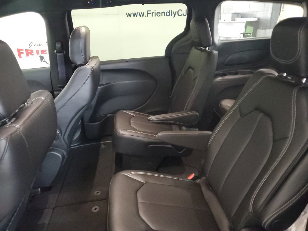 New 2027 Chrysler Pacifica Select FWD image 24