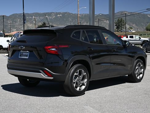 New 2026 Chevrolet Trax LT w/ LPO, Blackout Package image 4