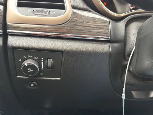 Used 2017 Jeep Grand Cherokee Overland w/ Jeep Active Safety Group AWD/4WD image 14