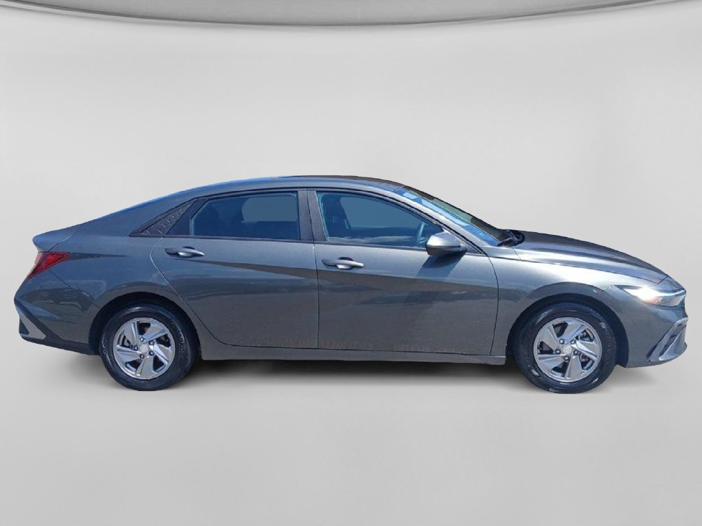 Used 2024 Hyundai Elantra SE FWD image 6