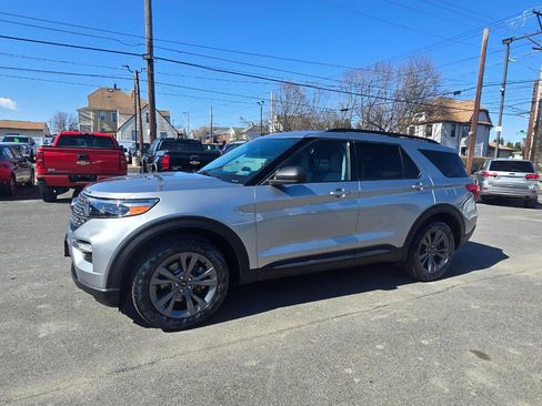 Used 2021 Ford Explorer XLT w/ Equipment Group 202A image 3